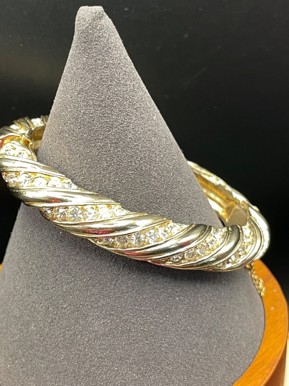 Vintage Signed Avon Gold Tone Twisted Cable Bangle Bracelet 2477 7"